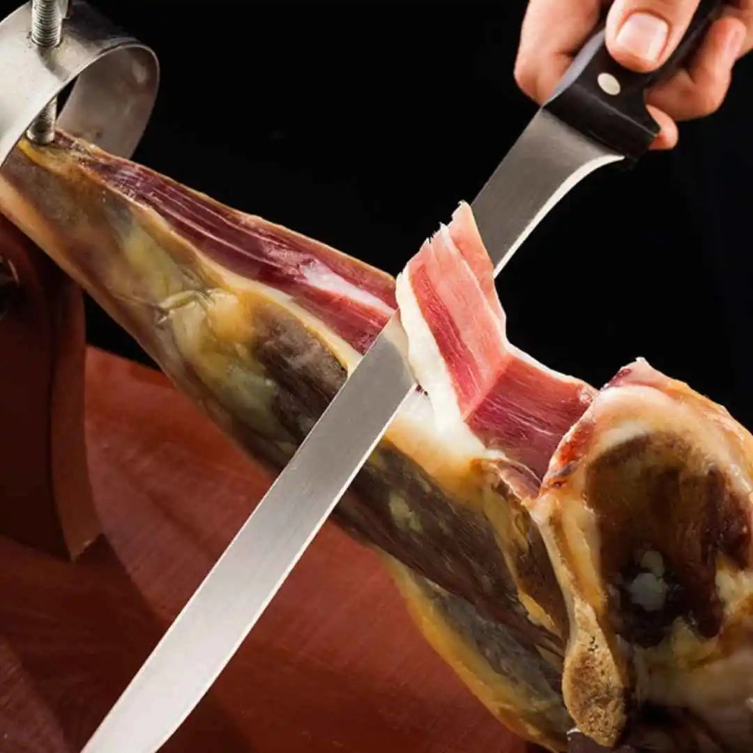 Découpe d'un jambon entier d'agneau Agnei Iberico, un jambon ibérique de grande qualité