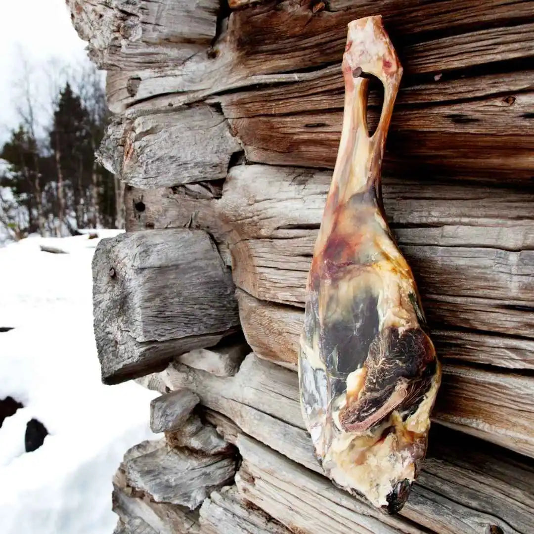 Fenalar, le jambon d'agneau de Norvège IGP. Un jambon entier séché à l'air des fjords norvégiens.